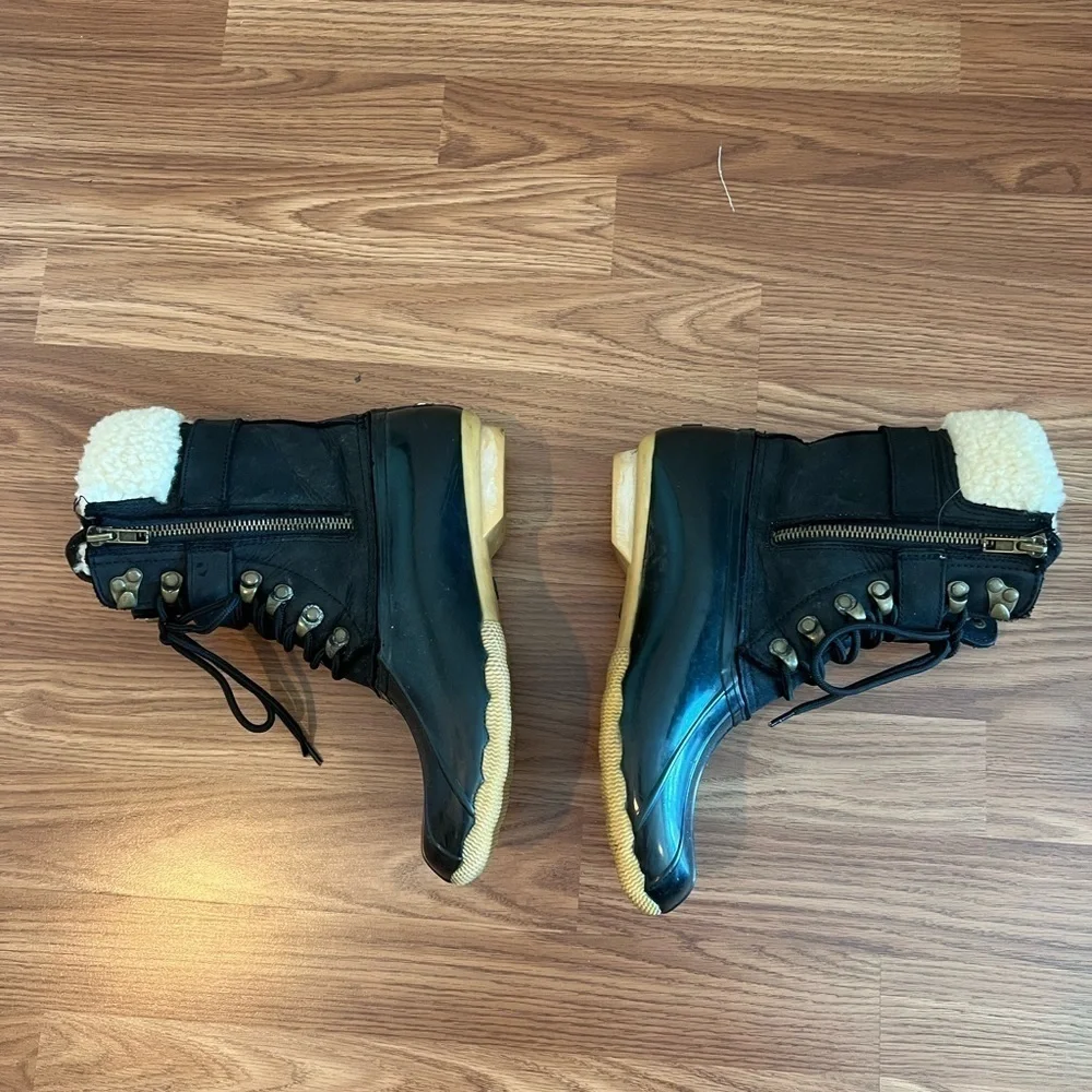 Sperry Top-Sider Black Boots with Cream Fur Lining